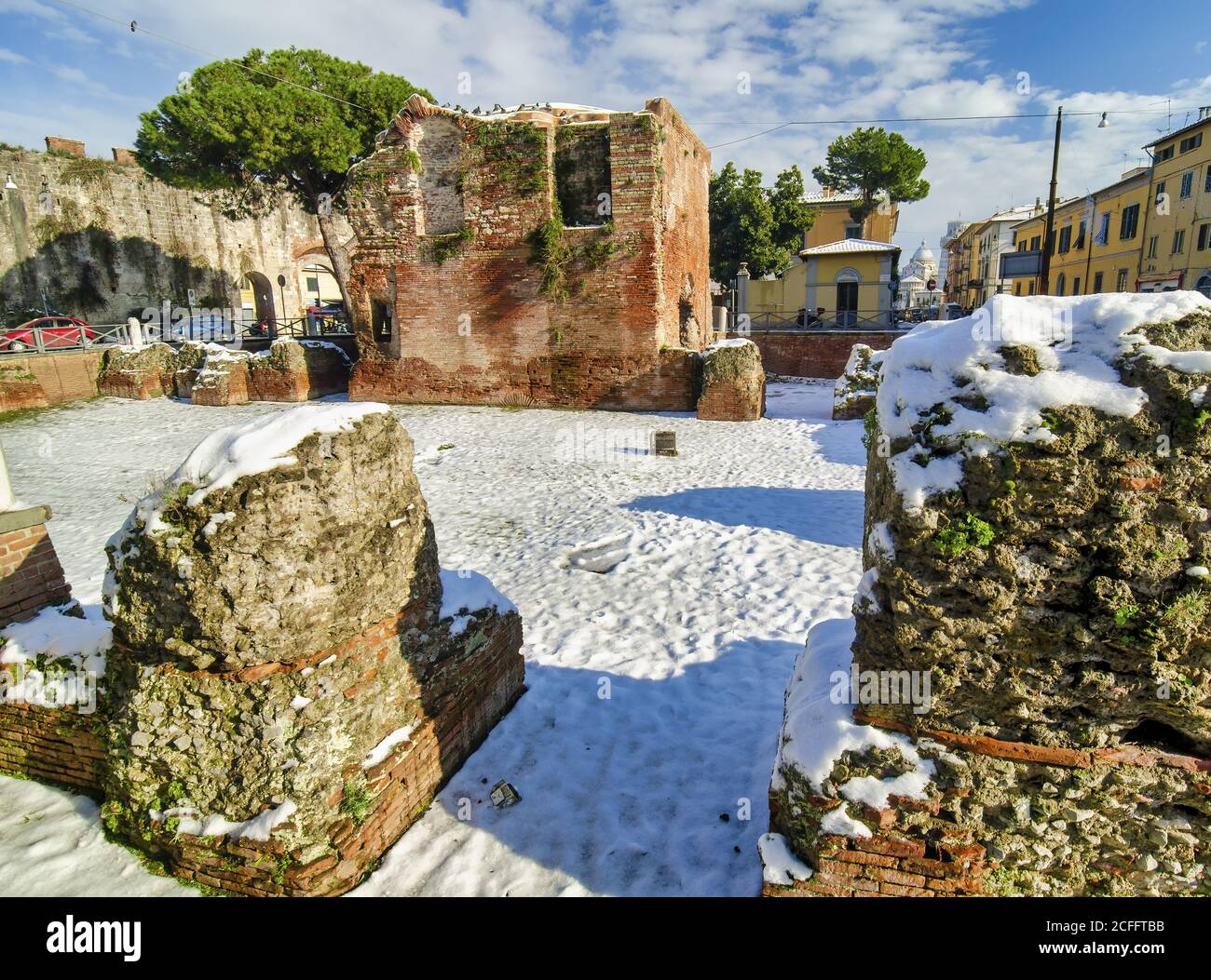 Terme di Nerone a Pisa dopo una tempesta di neve, Italia. Foto Stock