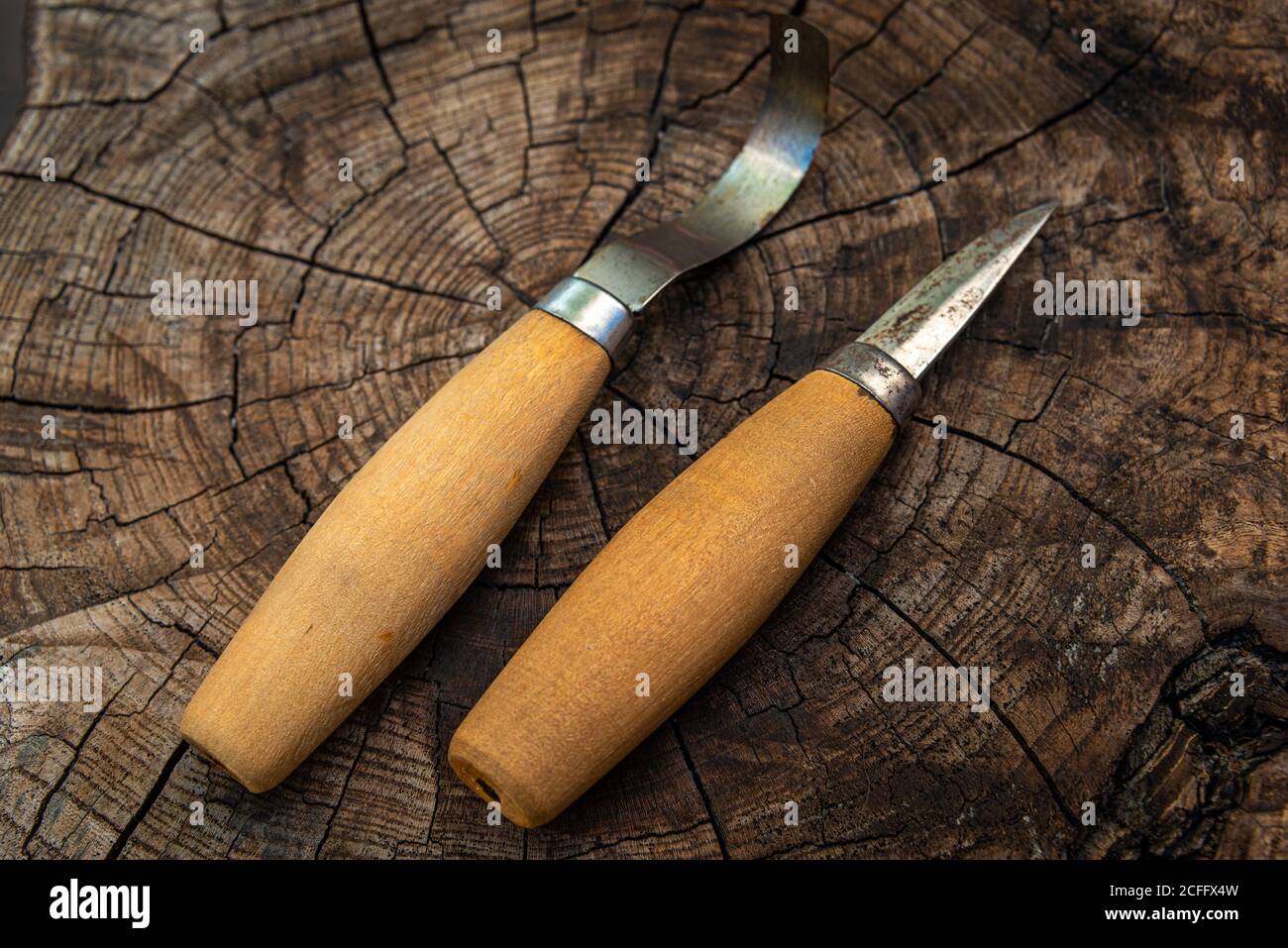 Mani Che Intaglio Il Legno Con Un Coltello Da Intaglio - Fotografie stock e  altre immagini di Abilità - iStock