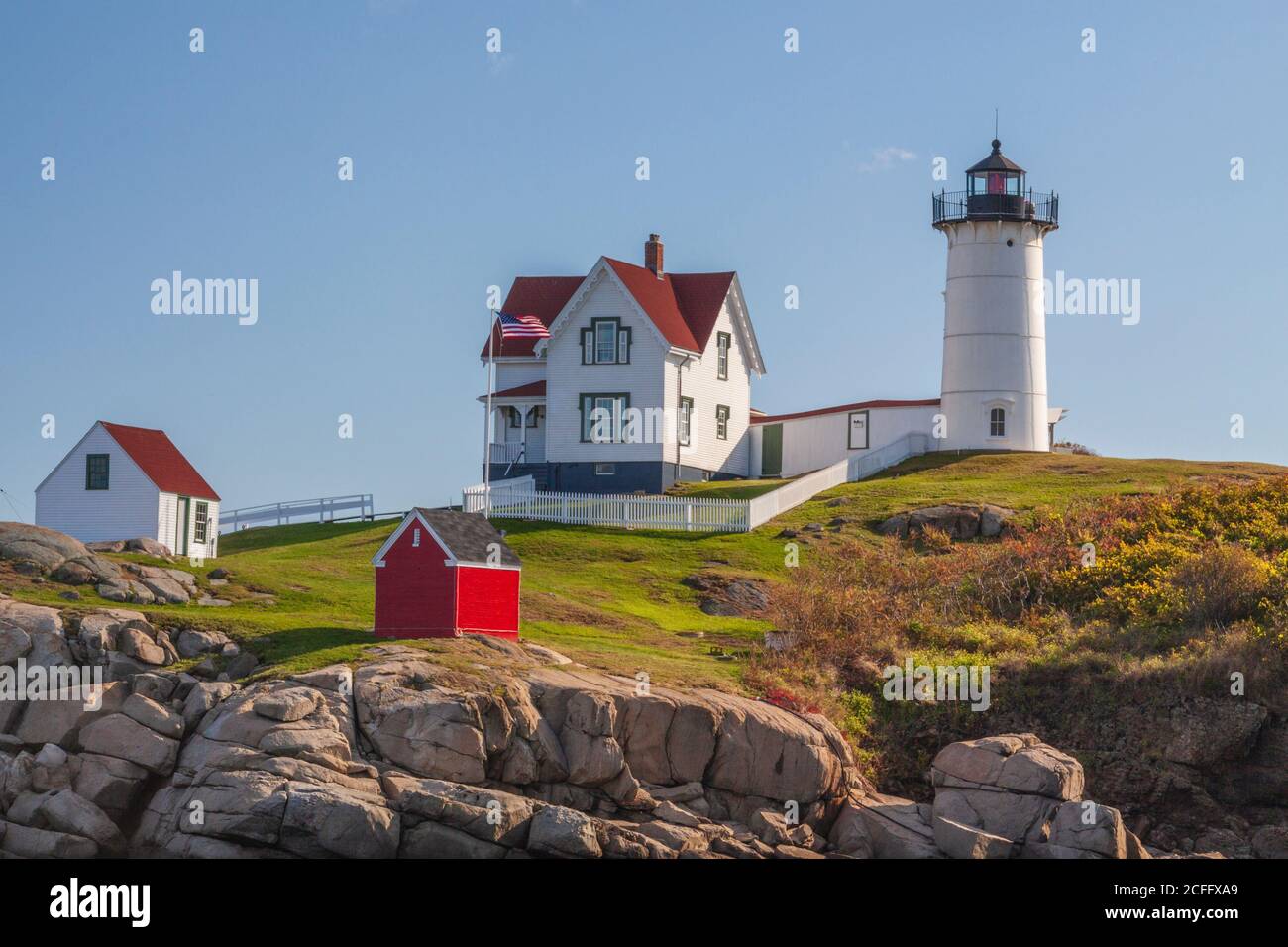 Cape Neddick Lighthouse, conosciuto anche come York Lighthouse e come The Nubble Light, si trova vicino alla vecchia città coloniale di York, Maine. Foto Stock