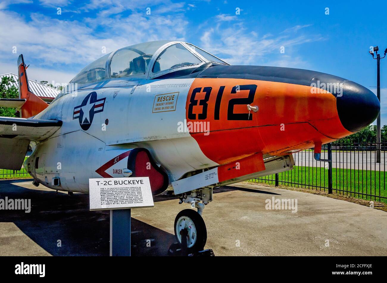 Un aereo di addestramento della Marina di Buckeye T-2C si trova davanti alla B.C. Rain High School, 22 agosto 2020, a Mobile, Alabama. Foto Stock
