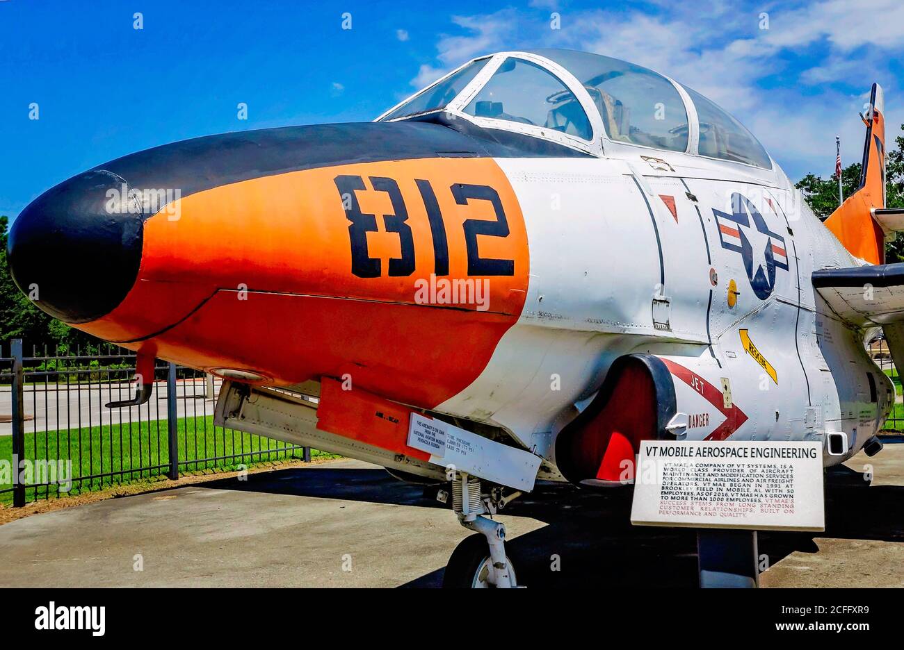 Un aereo di addestramento della Marina di Buckeye T-2C si trova davanti alla B.C. Rain High School, 22 agosto 2020, a Mobile, Alabama. Foto Stock