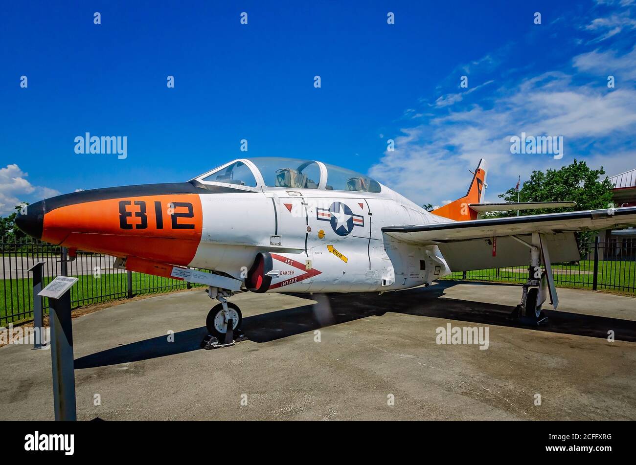 Un aereo di addestramento della Marina di Buckeye T-2C si trova davanti alla B.C. Rain High School, 22 agosto 2020, a Mobile, Alabama. Foto Stock