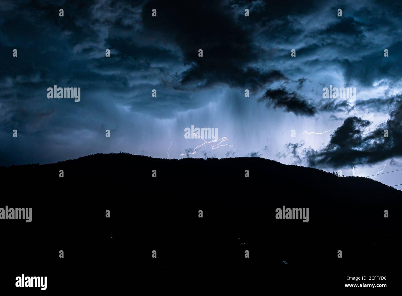 Temporale in montagna. Cielo drammatico con un fulmine sulle Alpi. Foto Stock