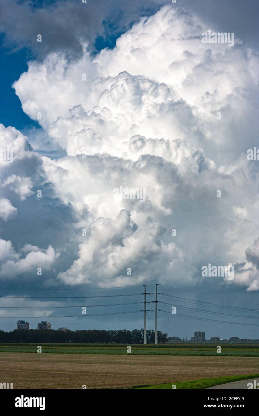 Enorme torreggiante nube di Cumulonimbus sopra il paesaggio olandese Foto Stock