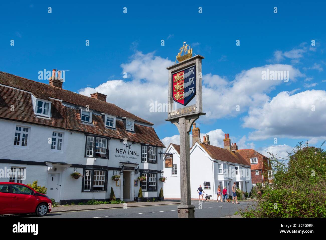Winchelsea, Sussex orientale, Regno Unito. Il segno della città e il popolare New Inn. Foto Stock