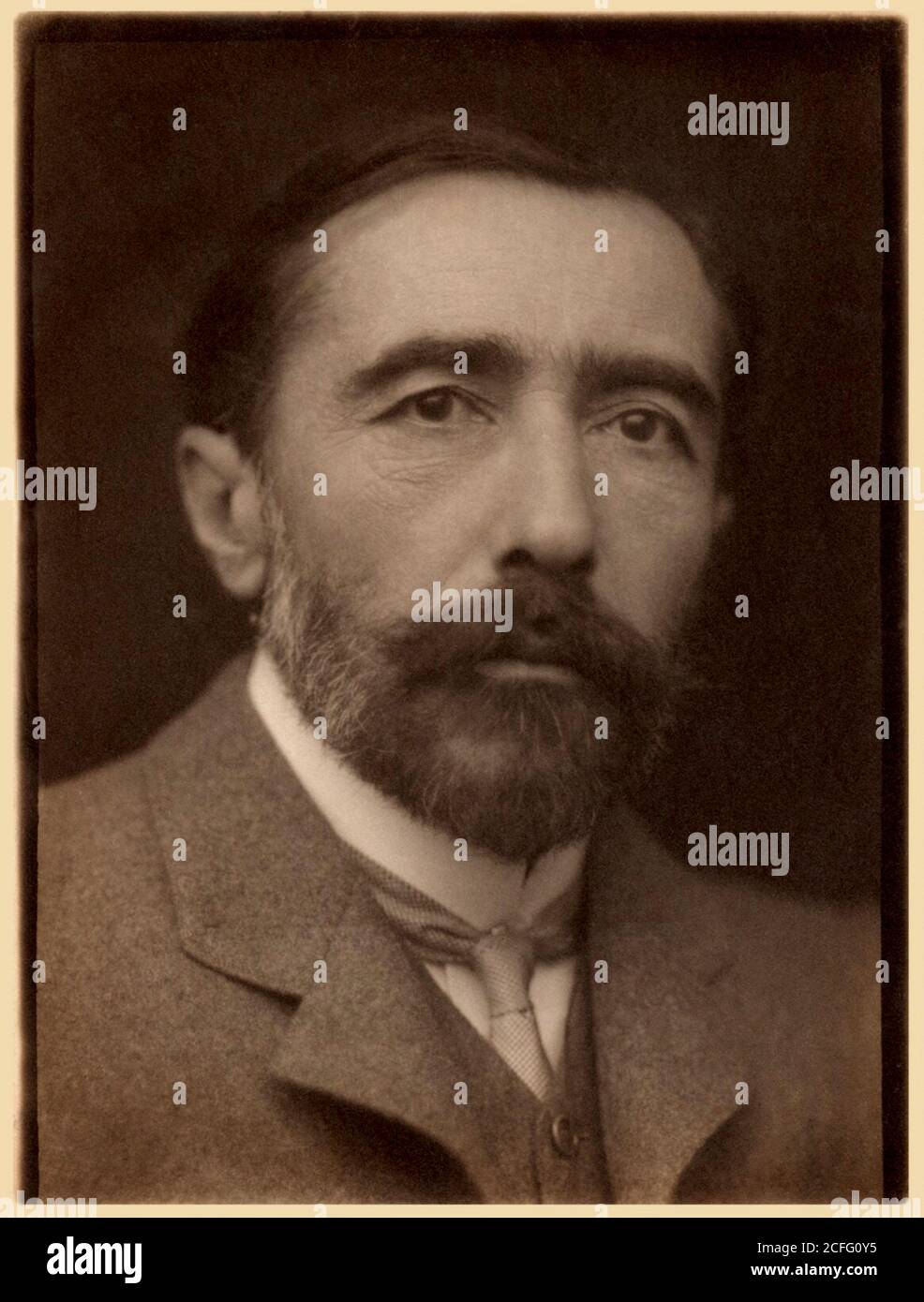 1904, GRAN BRETAGNA: Lo scrittore britannico NATO polacco JOSEPH CONRAD ( 1857 - 1924 ). Ritratto di George Charles Beresford ( 1864 – 1938 ). - SCRITTORE - letterato - LETTERATURA - letteratura - SCRITTORE - LETTERATO - LETTERATURA - LETTERATURA - colletto - colletto - cravatta - barba - barba --- Archivio GBB Foto Stock