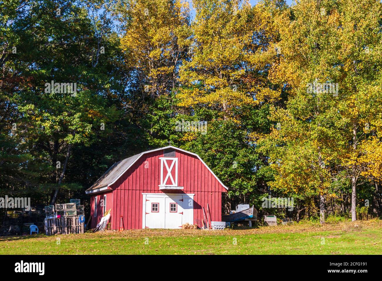 Red Barn in Maine rurale orientale vicino a Freeport nel mese di ottobre. Foto Stock