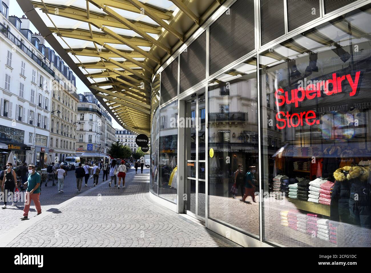 la vetrina del negozio di abbigliamento Superdry situato al Westfield Forum des Halles (La Canopée) a Parigi, Francia Foto Stock