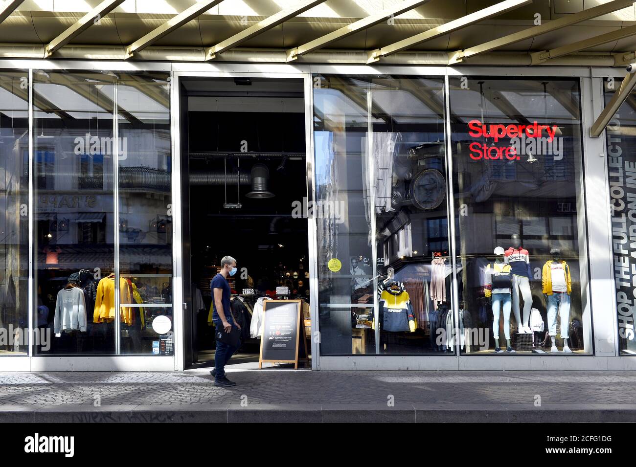 la vetrina del negozio di abbigliamento Superdry situato al Westfield Forum des Halles (La Canopée) a Parigi, Francia Foto Stock