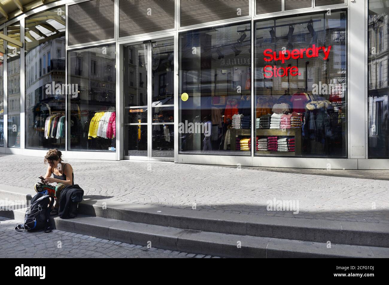 la vetrina del negozio di abbigliamento Superdry situato al Westfield Forum des Halles (La Canopée) a Parigi, Francia Foto Stock