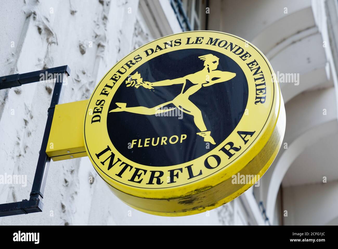 Bordeaux , Aquitaine / Francia - 09 01 2020 : il logo Interflora giallo e il testo del segno sulla strada rotonda del negozio di fiori e fioraio Foto Stock