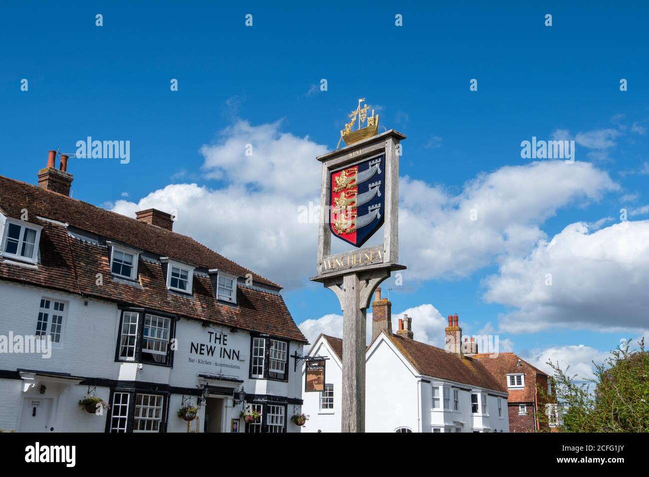 Winchelsea, Sussex orientale, Regno Unito. Il segno della città e il popolare New Inn. Foto Stock