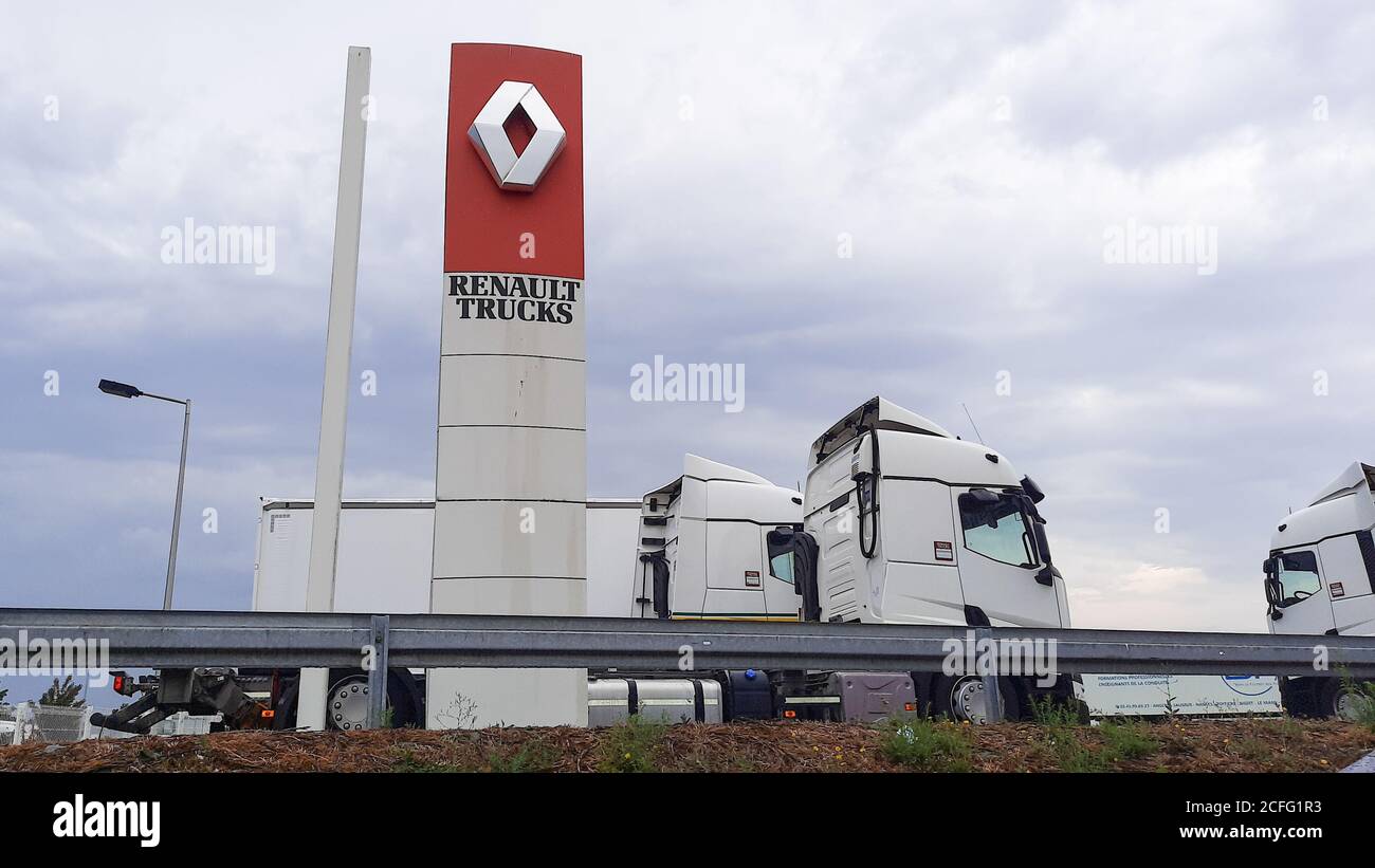 Bordeaux , Aquitaine / Francia - 09 01 2020 : Trucks Renault e logo del negozio di concessionari per camion industriali Foto Stock