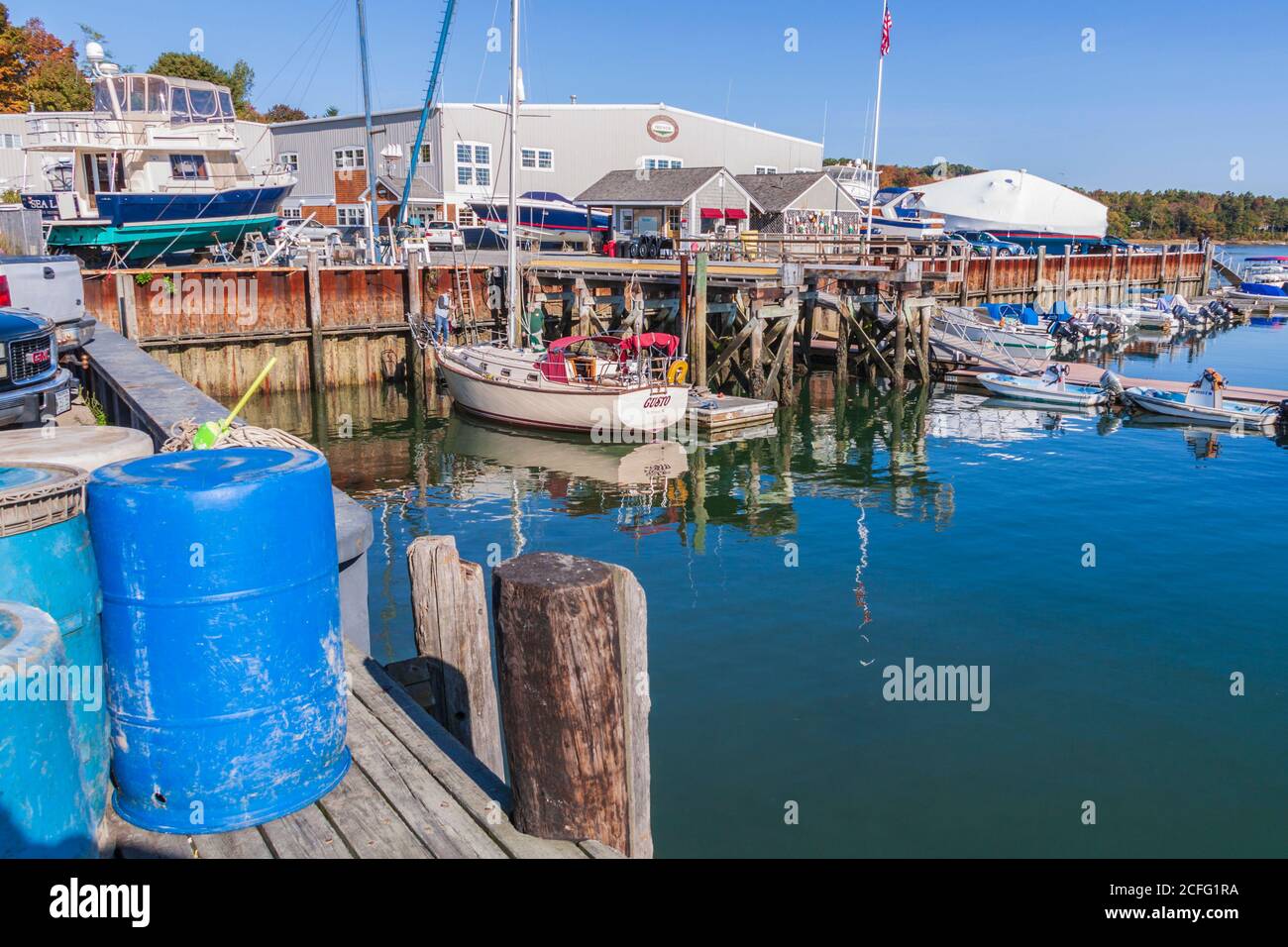 Zona di Freeport Town Wharf presso il porto di South Freeport, South Freeport, Maine. Le barche da pesca e gli attrezzi da pesca abbondano in questo banchina del Maine quintessential. Foto Stock