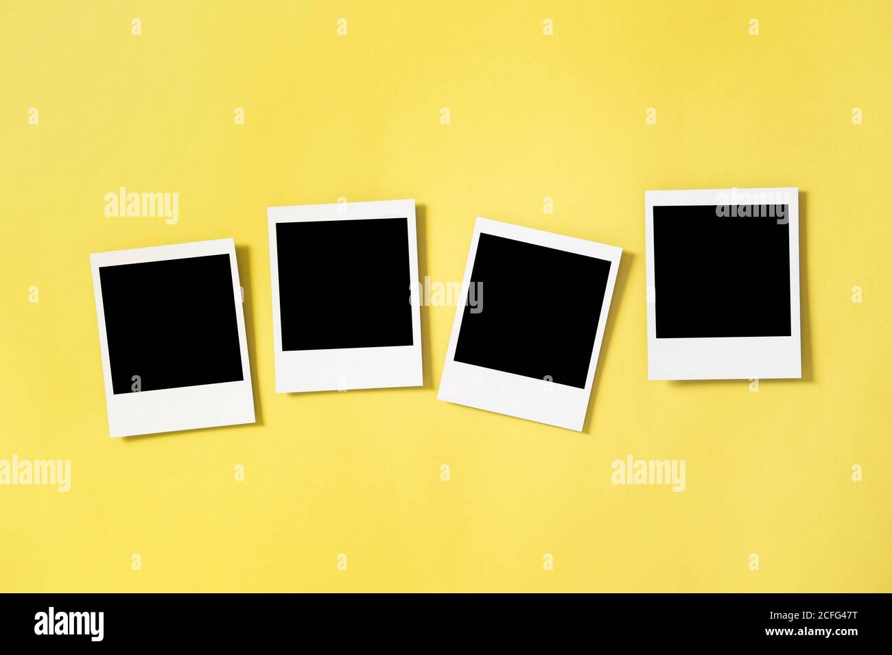 Cornici fotografiche in stile retrò su sfondo giallo Foto Stock