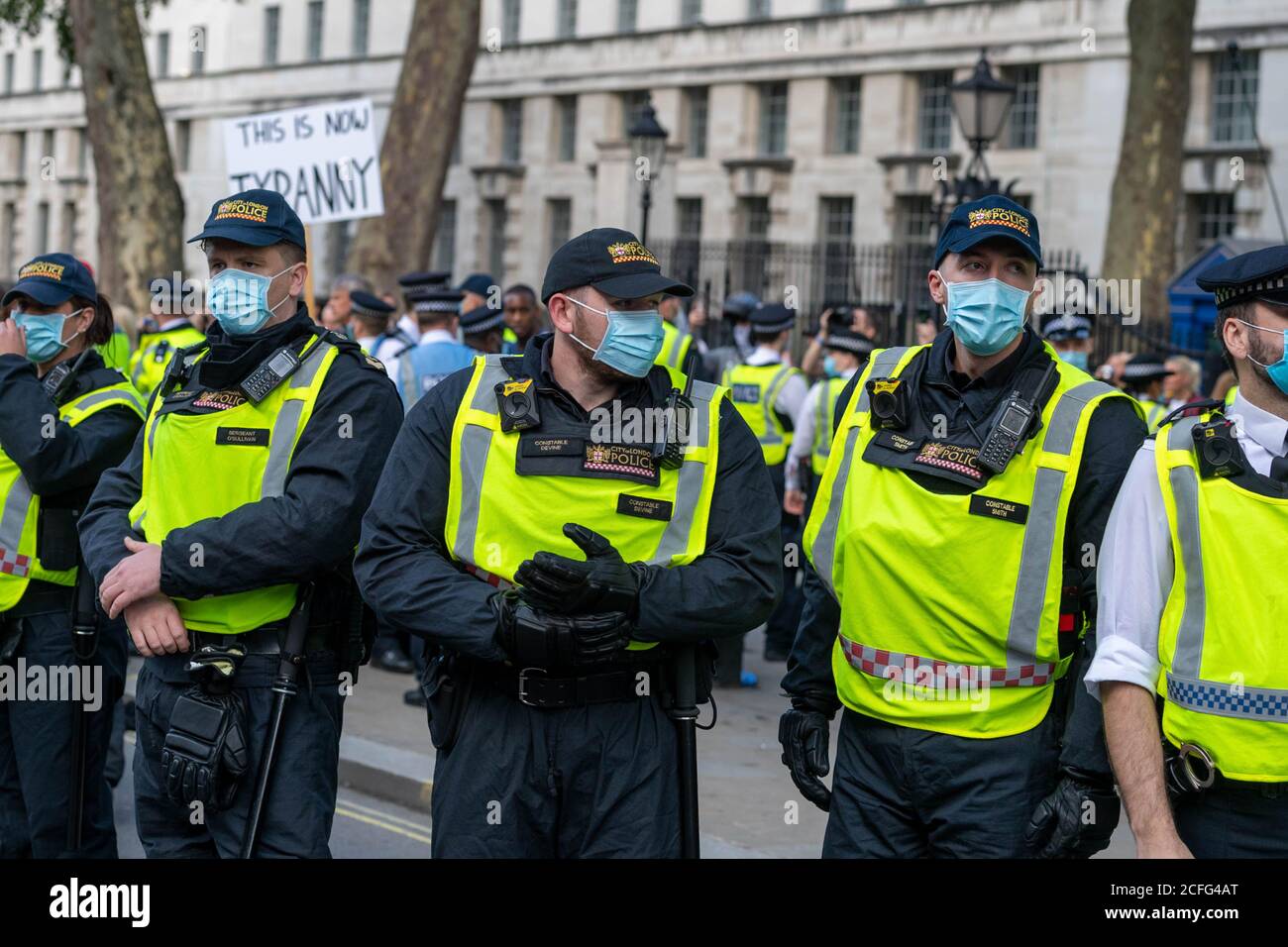 Londra 5 settembre 2020 UN rally 'Anti-Vaxx' relativamente pacifico fuori Downing Street improvvisamente si è trasformato in violento quando la polizia ha cominciato a fare arresti mentre il rally si è rotto. La polizia dell'ordine pubblico della città di Londra ha formato un cordone che obbliga tutti a raggiungere Westminster verso le Camere del Parlamento. Credit: Ian Davidson/Alamy Live News Foto Stock