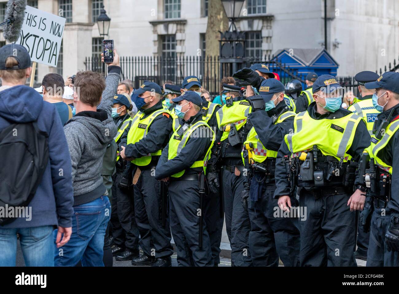 Londra 5 settembre 2020 UN rally 'Anti-Vaxx' relativamente pacifico fuori Downing Street improvvisamente si è trasformato in violento quando la polizia ha cominciato a fare arresti mentre il rally si è rotto. La polizia dell'ordine pubblico della città di Londra ha formato un cordone che obbliga tutti a raggiungere Westminster verso le Camere del Parlamento. Credit: Ian Davidson/Alamy Live News Foto Stock
