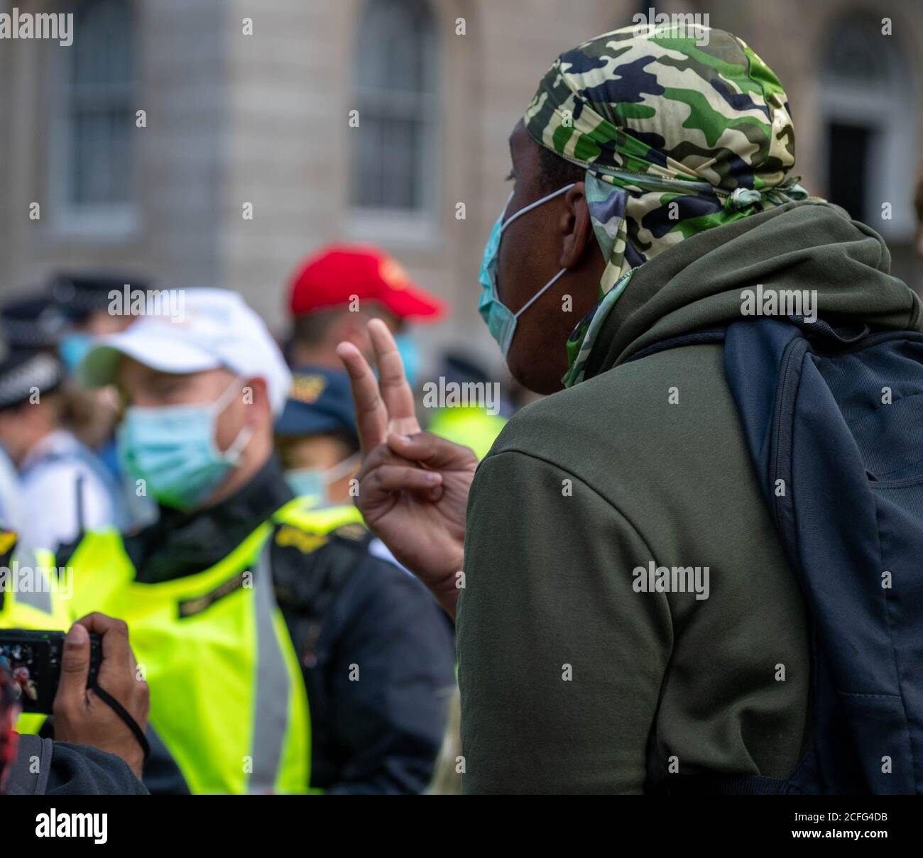 Londra 5 settembre 2020 UN rally 'Anti-Vaxx' relativamente pacifico fuori Downing Street improvvisamente si è trasformato in violento quando la polizia ha cominciato a fare arresti mentre il rally si è rotto. La polizia dell'ordine pubblico della città di Londra ha formato un cordone che obbliga tutti a raggiungere Westminster verso le Camere del Parlamento. Credit: Ian Davidson/Alamy Live News Foto Stock