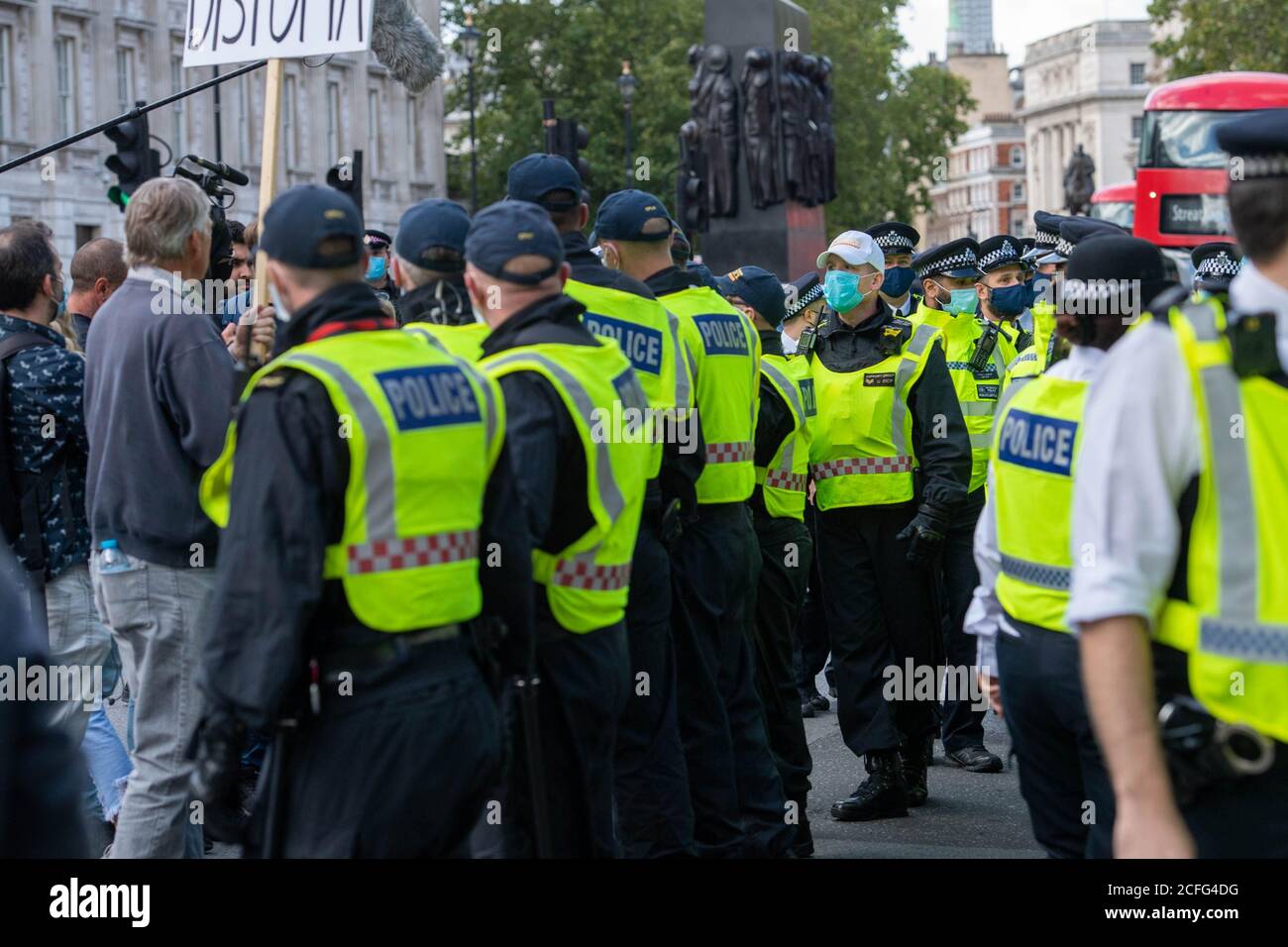 Londra 5 settembre 2020 UN rally 'Anti-Vaxx' relativamente pacifico fuori Downing Street improvvisamente si è trasformato in violento quando la polizia ha cominciato a fare arresti mentre il rally si è rotto. La polizia dell'ordine pubblico della città di Londra ha formato un cordone che obbliga tutti a raggiungere Westminster verso le Camere del Parlamento. Credit: Ian Davidson/Alamy Live News Foto Stock