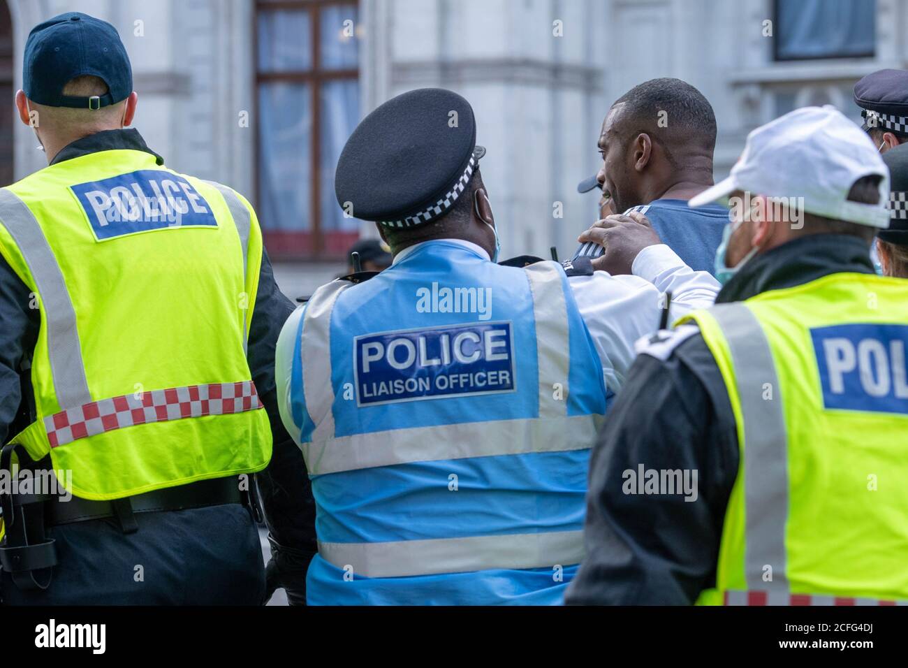 Londra 5 settembre 2020 UN rally 'Anti-Vaxx' relativamente pacifico fuori Downing Street improvvisamente si è trasformato in violento quando la polizia ha cominciato a fare arresti mentre il rally si è rotto. La polizia dell'ordine pubblico della città di Londra ha formato un cordone che obbliga tutti a raggiungere Westminster verso le Camere del Parlamento. Credit: Ian Davidson/Alamy Live News Foto Stock