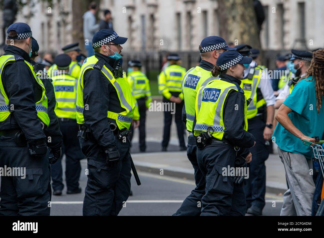 Londra 5 settembre 2020 UN rally 'Anti-Vaxx' relativamente pacifico fuori Downing Street improvvisamente si è trasformato in violento quando la polizia ha cominciato a fare arresti mentre il rally si è rotto. La polizia dell'ordine pubblico della città di Londra ha formato un cordone che obbliga tutti a raggiungere Westminster verso le Camere del Parlamento. Credit: Ian Davidson/Alamy Live News Foto Stock