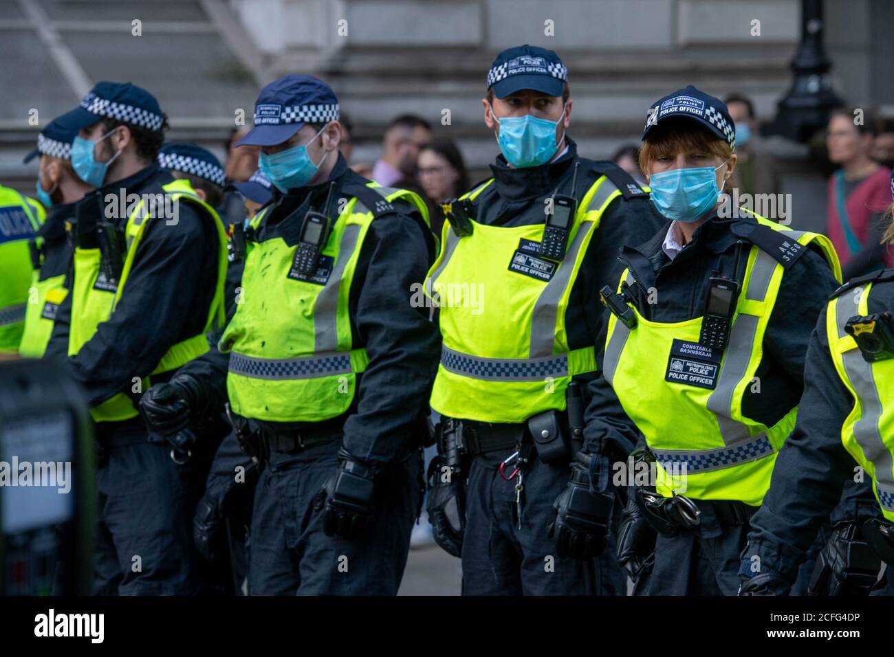 Londra 5 settembre 2020 UN rally 'Anti-Vaxx' relativamente pacifico fuori Downing Street improvvisamente si è trasformato in violento quando la polizia ha cominciato a fare arresti mentre il rally si è rotto. La polizia dell'ordine pubblico della città di Londra ha formato un cordone che obbliga tutti a raggiungere Westminster verso le Camere del Parlamento. Credit: Ian Davidson/Alamy Live News Foto Stock