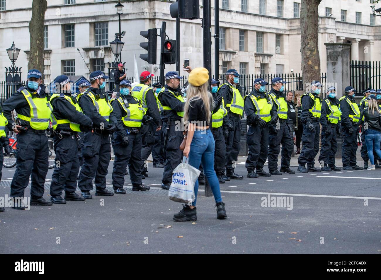 Londra 5 settembre 2020 UN rally 'Anti-Vaxx' relativamente pacifico fuori Downing Street improvvisamente si è trasformato in violento quando la polizia ha cominciato a fare arresti mentre il rally si è rotto. La polizia dell'ordine pubblico della città di Londra ha formato un cordone che obbliga tutti a raggiungere Westminster verso le Camere del Parlamento. Credit: Ian Davidson/Alamy Live News Foto Stock