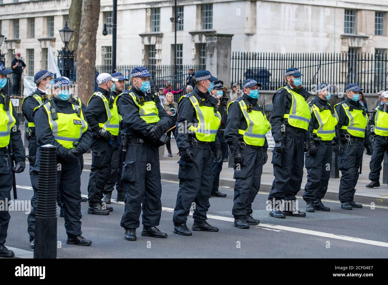 Londra 5 settembre 2020 UN rally 'Anti-Vaxx' relativamente pacifico fuori Downing Street improvvisamente si è trasformato in violento quando la polizia ha cominciato a fare arresti mentre il rally si è rotto. La polizia dell'ordine pubblico della città di Londra ha formato un cordone che obbliga tutti a raggiungere Westminster verso le Camere del Parlamento. Credit: Ian Davidson/Alamy Live News Foto Stock
