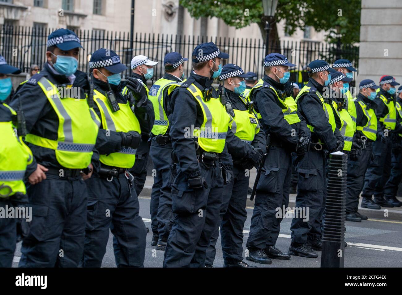 Londra 5 settembre 2020 UN rally 'Anti-Vaxx' relativamente pacifico fuori Downing Street improvvisamente si è trasformato in violento quando la polizia ha cominciato a fare arresti mentre il rally si è rotto. La polizia dell'ordine pubblico della città di Londra ha formato un cordone che obbliga tutti a raggiungere Westminster verso le Camere del Parlamento. Credit: Ian Davidson/Alamy Live News Foto Stock