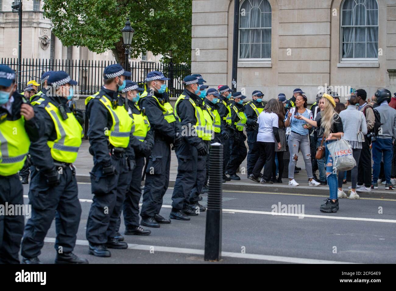 Londra 5 settembre 2020 UN rally 'Anti-Vaxx' relativamente pacifico fuori Downing Street improvvisamente si è trasformato in violento quando la polizia ha cominciato a fare arresti mentre il rally si è rotto. La polizia dell'ordine pubblico della città di Londra ha formato un cordone che obbliga tutti a raggiungere Westminster verso le Camere del Parlamento. Credit: Ian Davidson/Alamy Live News Foto Stock
