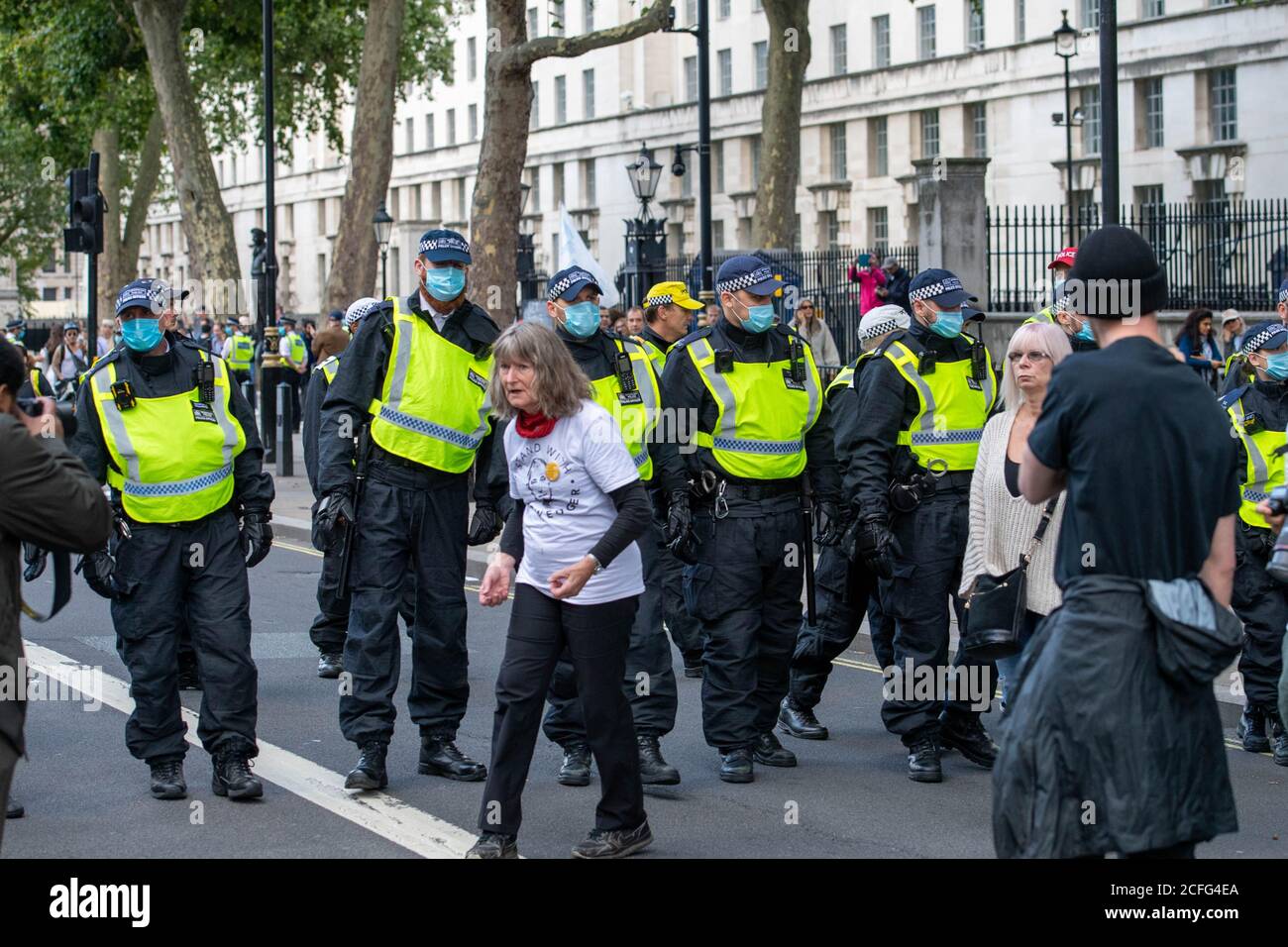 Londra 5 settembre 2020 UN rally 'Anti-Vaxx' relativamente pacifico fuori Downing Street improvvisamente si è trasformato in violento quando la polizia ha cominciato a fare arresti mentre il rally si è rotto. La polizia dell'ordine pubblico della città di Londra ha formato un cordone che obbliga tutti a raggiungere Westminster verso le Camere del Parlamento. Credit: Ian Davidson/Alamy Live News Foto Stock