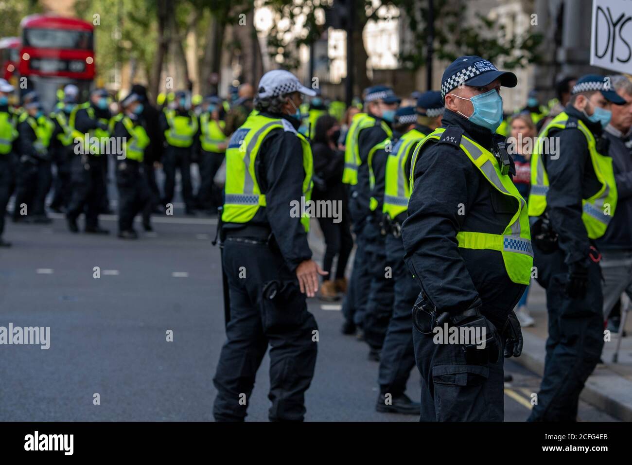 Londra 5 settembre 2020 UN rally 'Anti-Vaxx' relativamente pacifico fuori Downing Street improvvisamente si è trasformato in violento quando la polizia ha cominciato a fare arresti mentre il rally si è rotto. La polizia dell'ordine pubblico della città di Londra ha formato un cordone che obbliga tutti a raggiungere Westminster verso le Camere del Parlamento. Credit: Ian Davidson/Alamy Live News Foto Stock