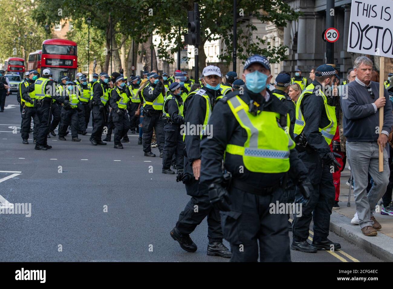 Londra 5 settembre 2020 UN rally 'Anti-Vaxx' relativamente pacifico fuori Downing Street improvvisamente si è trasformato in violento quando la polizia ha cominciato a fare arresti mentre il rally si è rotto. La polizia dell'ordine pubblico della città di Londra ha formato un cordone che obbliga tutti a raggiungere Westminster verso le Camere del Parlamento. Credit: Ian Davidson/Alamy Live News Foto Stock