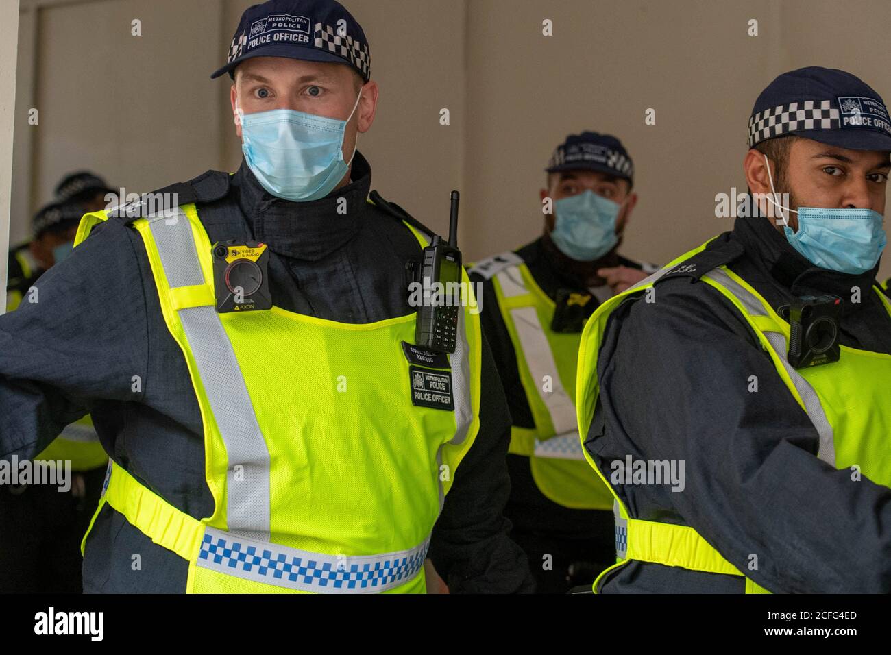 Londra 5 settembre 2020 UN rally 'Anti-Vaxx' relativamente pacifico fuori Downing Street improvvisamente si è trasformato in violento quando la polizia ha cominciato a fare arresti mentre il rally si è rotto. La polizia dell'ordine pubblico della città di Londra ha formato un cordone che obbliga tutti a raggiungere Westminster verso le Camere del Parlamento. Credit: Ian Davidson/Alamy Live News Foto Stock
