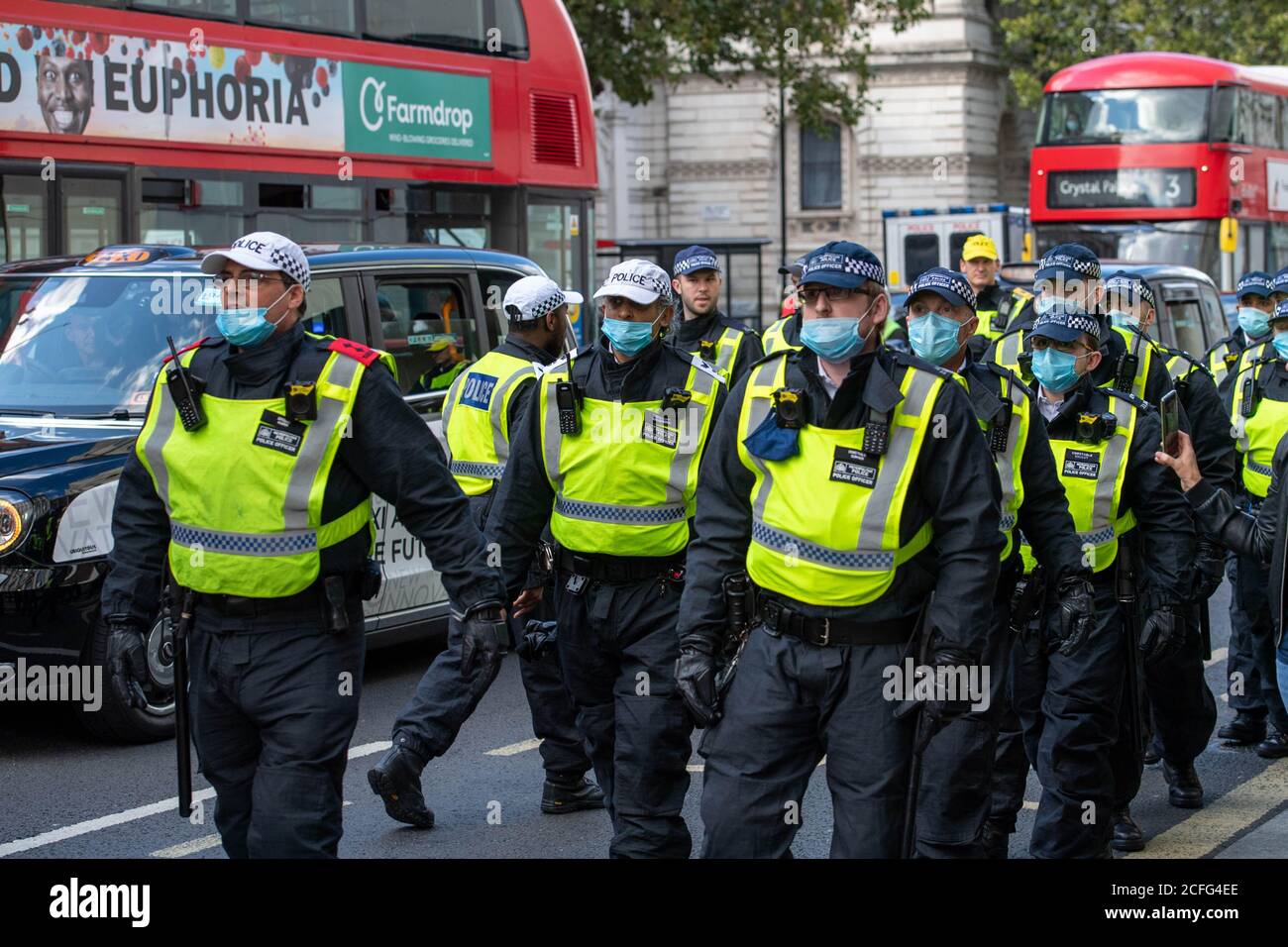 Londra 5 settembre 2020 UN rally 'Anti-Vaxx' relativamente pacifico fuori Downing Street improvvisamente si è trasformato in violento quando la polizia ha cominciato a fare arresti mentre il rally si è rotto. La polizia dell'ordine pubblico della città di Londra ha formato un cordone che obbliga tutti a raggiungere Westminster verso le Camere del Parlamento. Credit: Ian Davidson/Alamy Live News Foto Stock