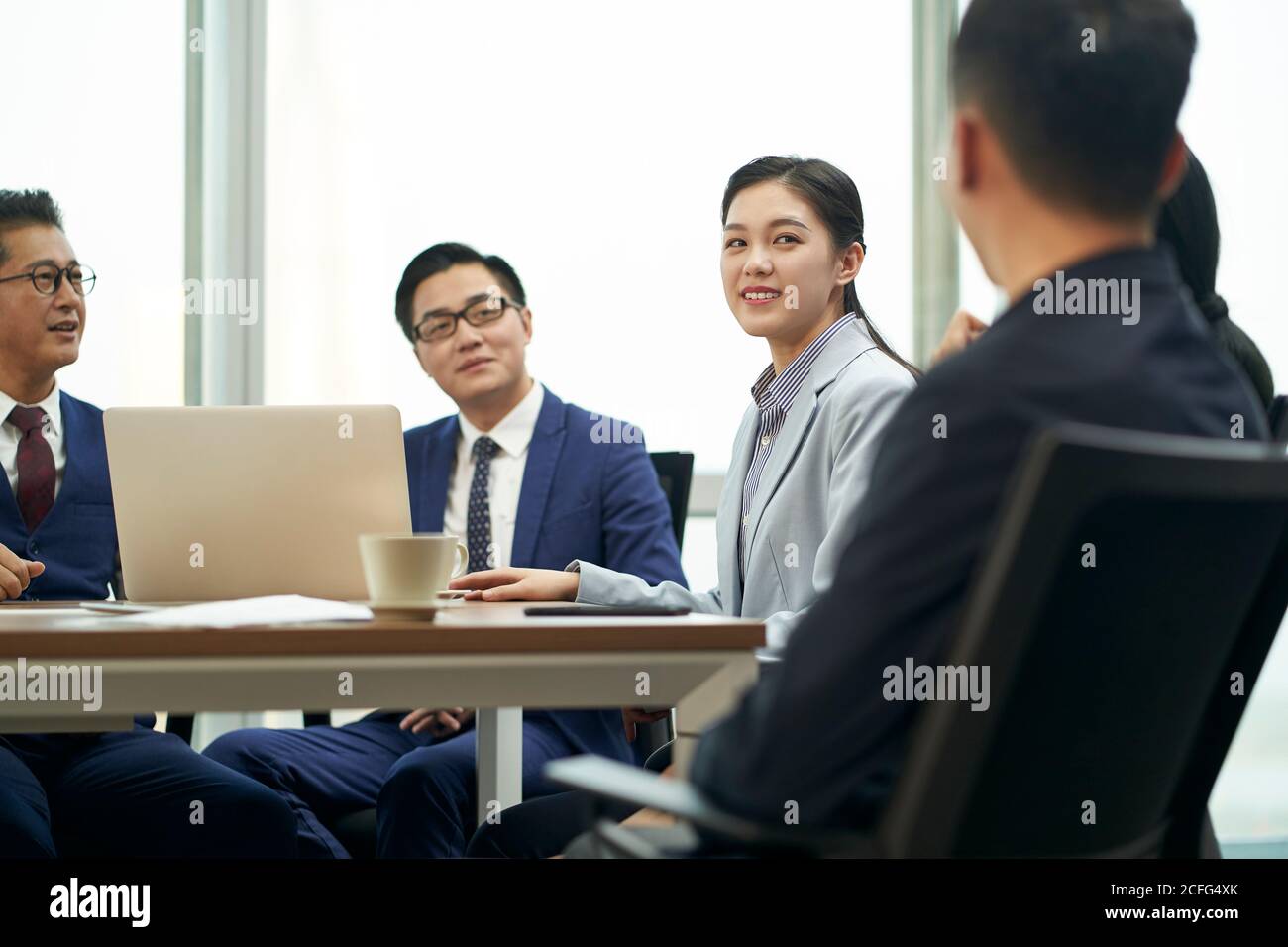 gruppo di uomini d'affari asiatici che si incontrano in un ufficio moderno Foto Stock