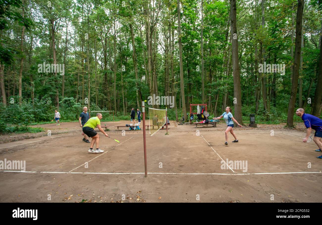 09/04/2020 Mosca, Russia. Il momento del volo shuttlecock dopo un colpo: La gente gioca badminton nel Parco di Tsaritsyno . Stile di vita sano di questi pe Foto Stock