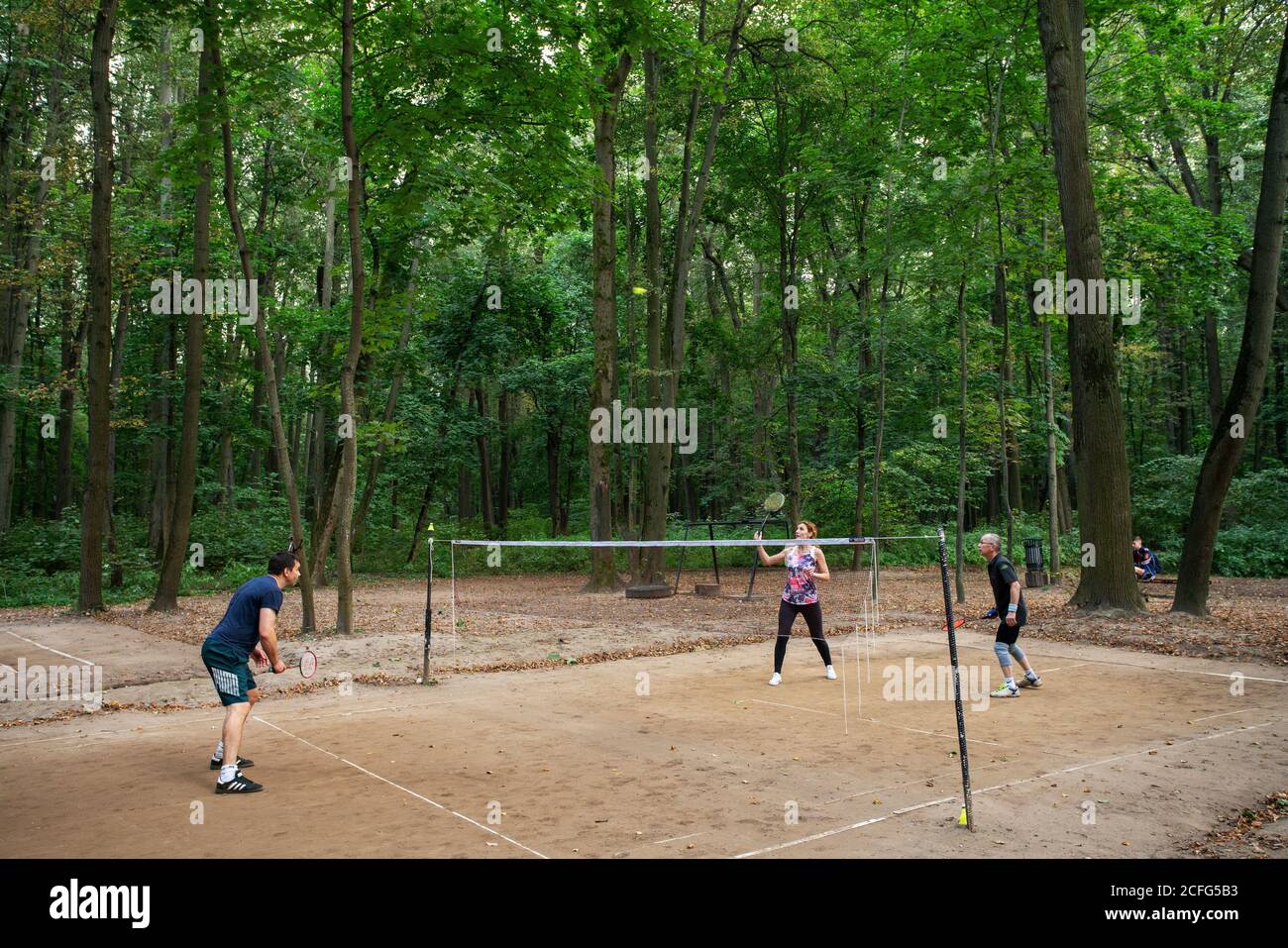 09/04/2020 Mosca, Russia. Il momento del volo shuttlecock dopo un colpo: La gente gioca badminton nel Parco di Tsaritsyno . Stile di vita sano di questi pe Foto Stock