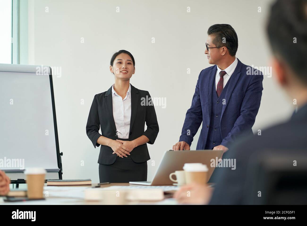 il manager asiatico presenta un nuovo dipendente durante la riunione del personale in conferenza camera Foto Stock