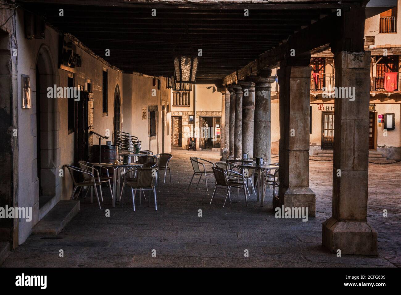 Bar terrazza nel villaggio di Covarrubias a Burgos, Spagna Foto Stock