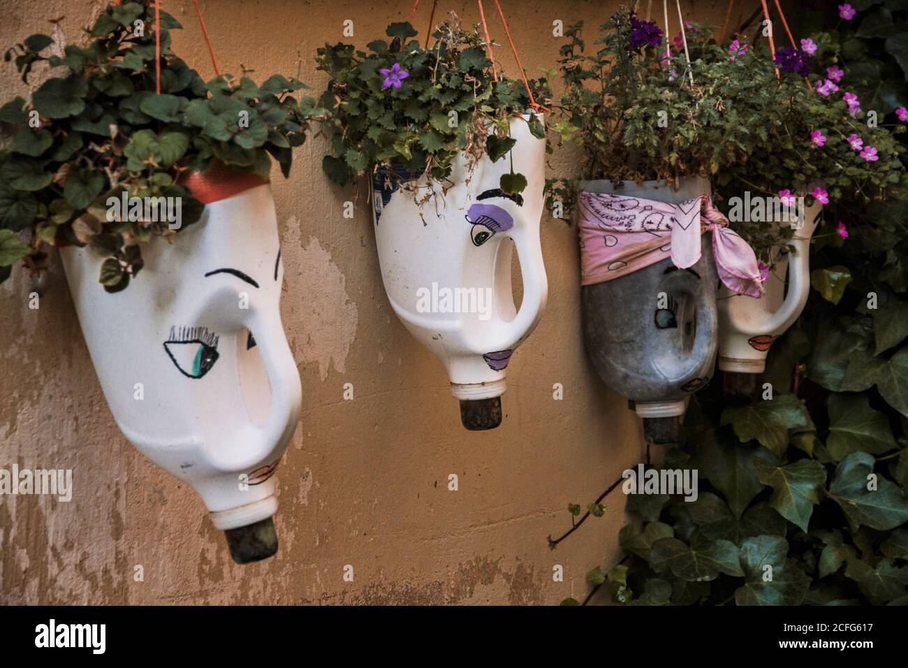 Particolare di bottiglie di plastica riciclata come vasi di fiori a Covarrubias, un villaggio di Burgos, Spagna Foto Stock