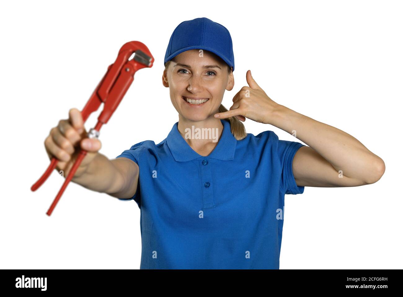 servizi di idraulica - idraulico femminile che indossa uniforme blu con chiave che mostra il gesto di chiamata del telefono. isolato su sfondo bianco Foto Stock