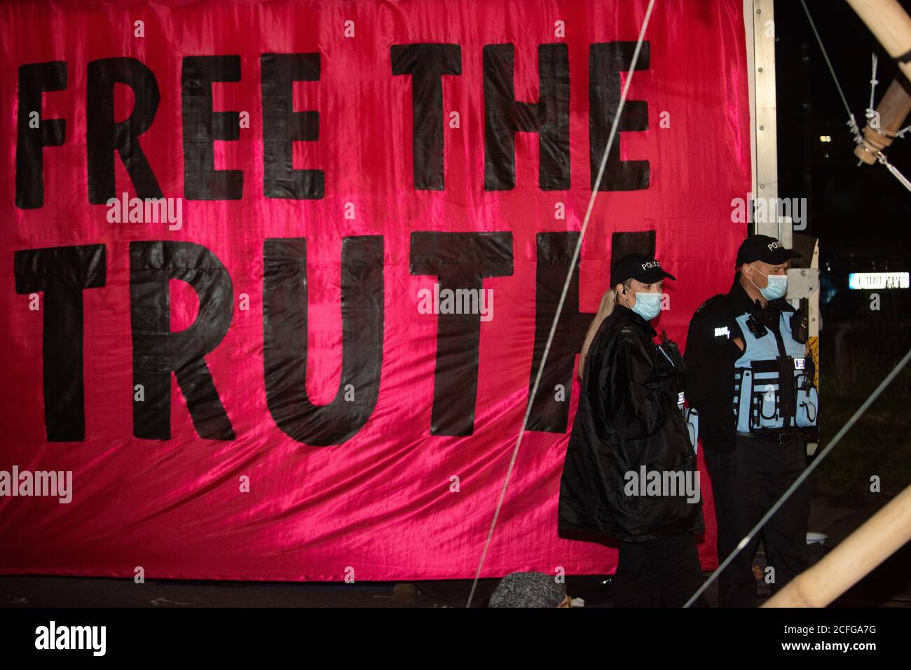 Estinzione la ribellione ha effettuato un'azione diretta non violenta per bloccare le opere di stampa di News International per protestare contro la proprietà del Regno Unito da parte degli oligarchi e il loro fallimento di 'dire la verità' adeguatamente riportare l'entità della crisi climatica e il loro frequente sostegno allo scetticismo o al denialismo climatico. Times, Telegraph, Sun, Mail & Evening Standard non erano in gran parte in grado di distribuire le edizioni cartacee. Credit: Gareth Morris/Alamy Live News Foto Stock