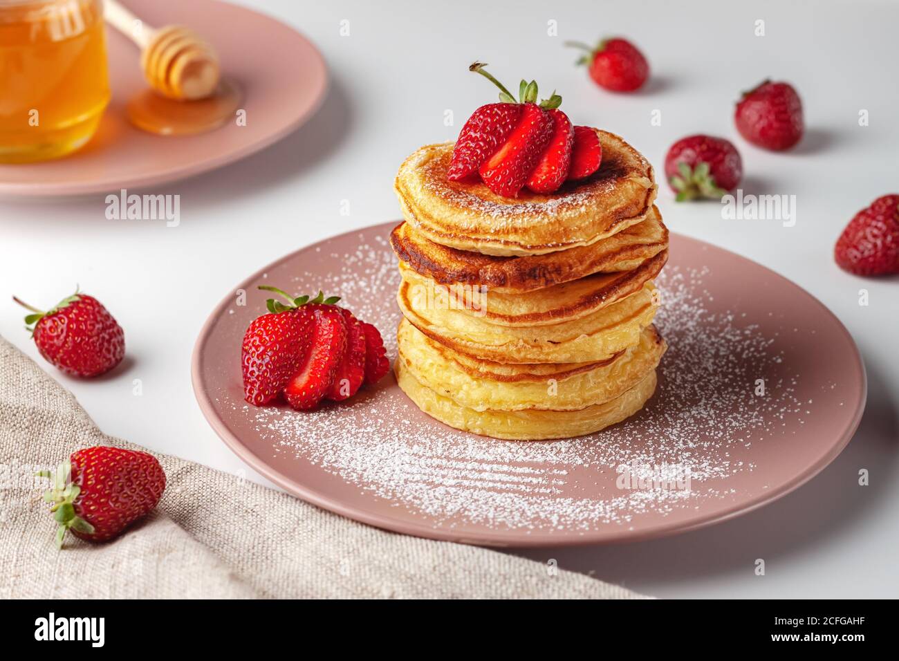 Deliziosi, solo pancake al forno con fragole aromatiche fresche Foto Stock