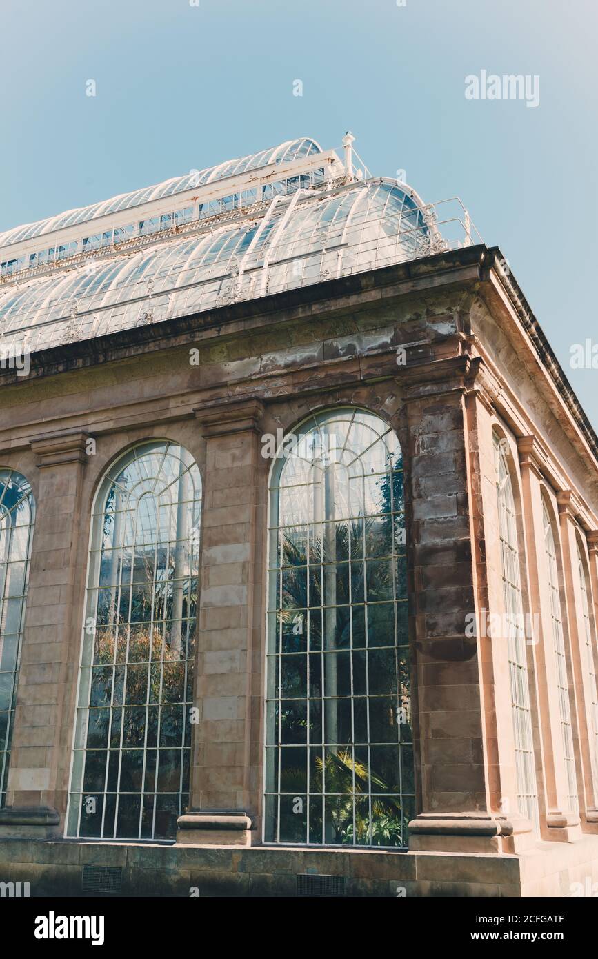 Esterno di uno splendido vecchio edificio classico di serra con alte finestre ad arco e tetto di vetro, Scozia Foto Stock