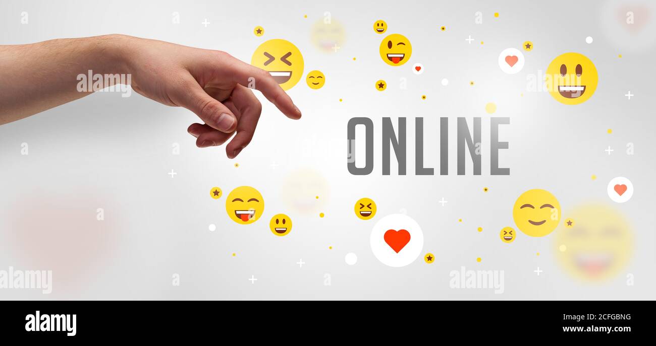 Primo piano di una mano ritagliata che punta all'iscrizione ONLINE, concetto di social media Foto Stock