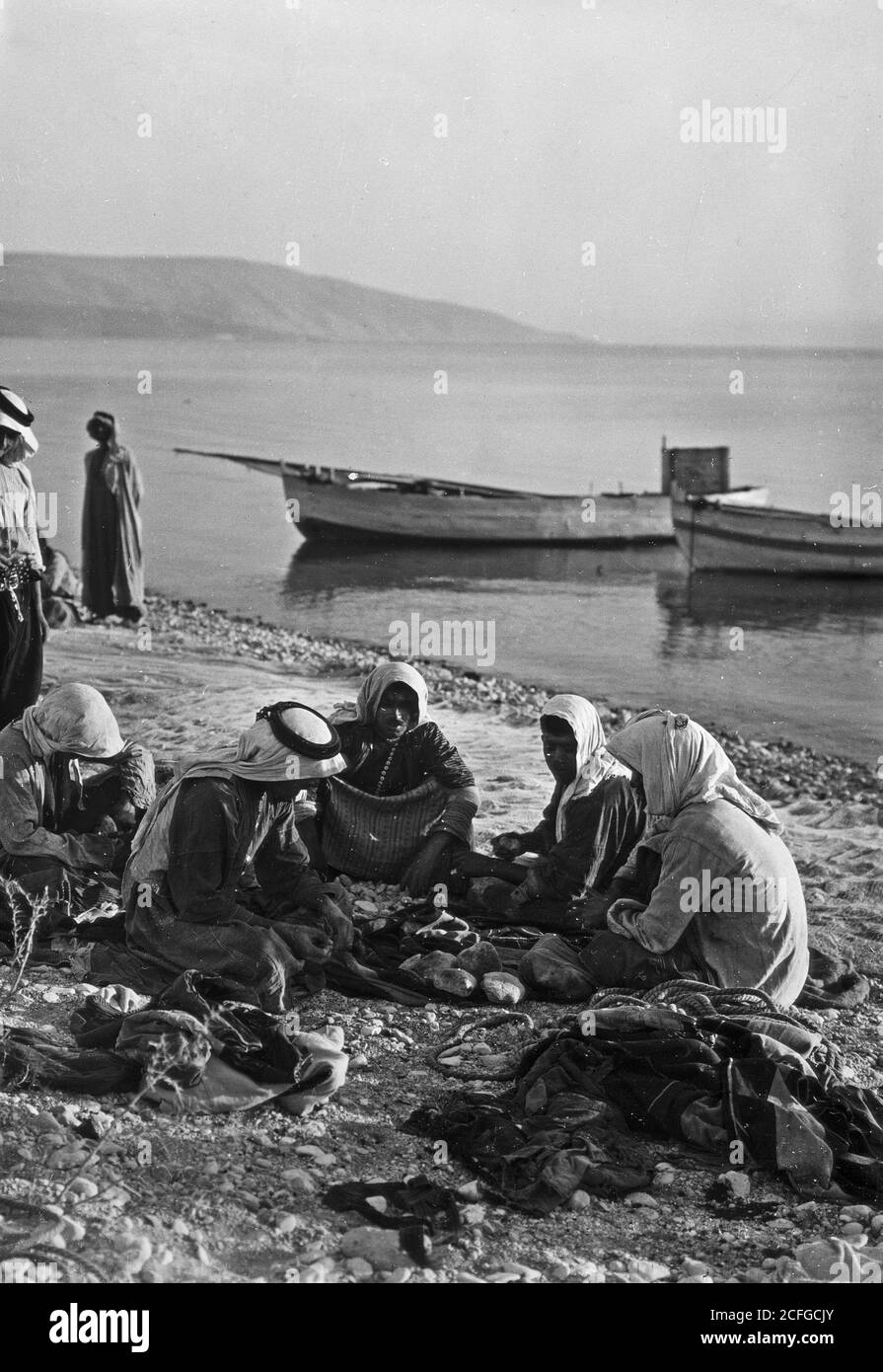 Didascalia originale: Pescatori di Galilea - Località: Israele ca. 1925 Foto Stock