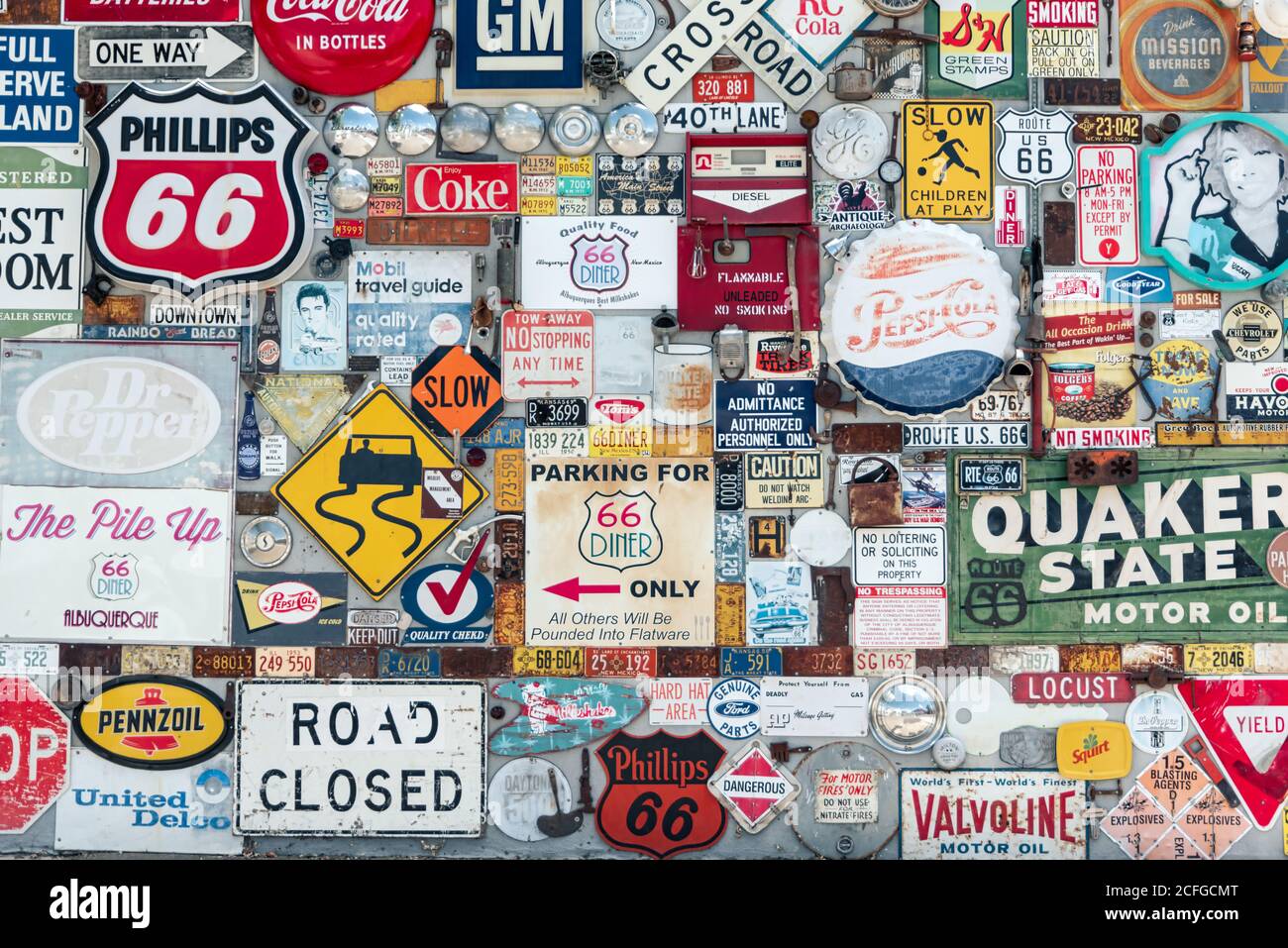 USA - 10 maggio 2017: Tavola colorata con scritte colorate e numeri di auto fuori Foto Stock