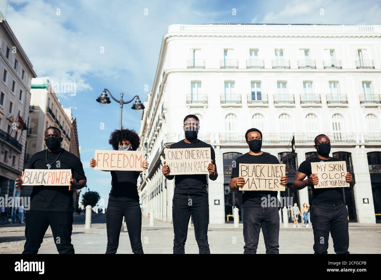 Persone che protestano per un raduno per l'uguaglianza razziale. Le vite nere contano. Foto Stock