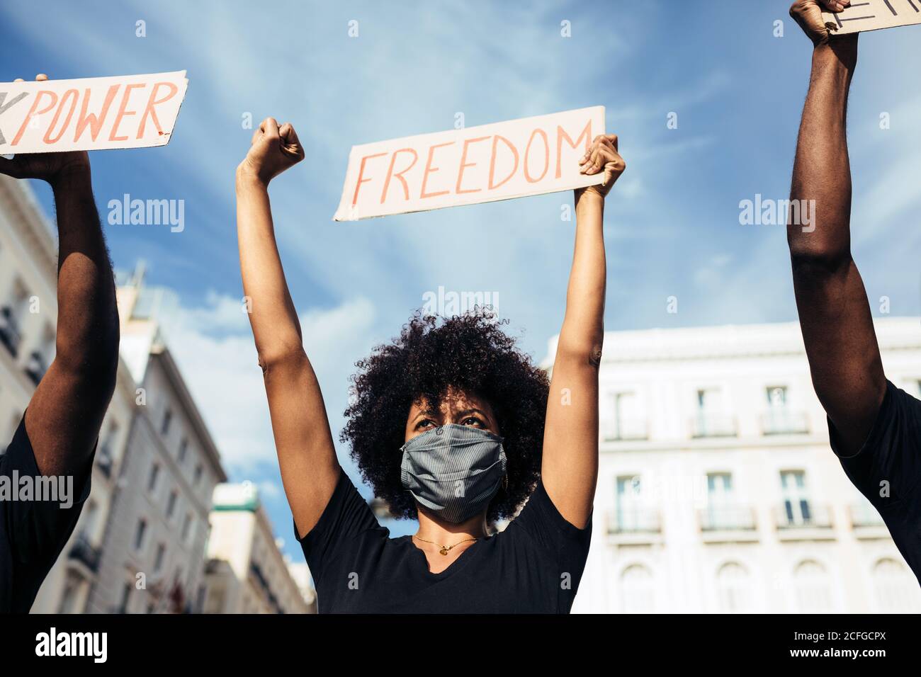 Persone che protestano per un raduno per l'uguaglianza razziale. Le vite nere contano. Foto Stock